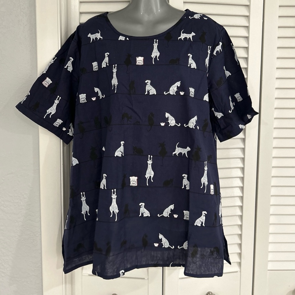 Scrub style top with cat print 2XL  Navy blue, white, and black